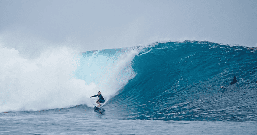 Matheus Hunoff surfando