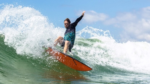 Matheus Hunoff surfando