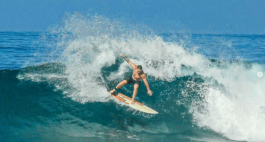 Matheus Hunoff surfando