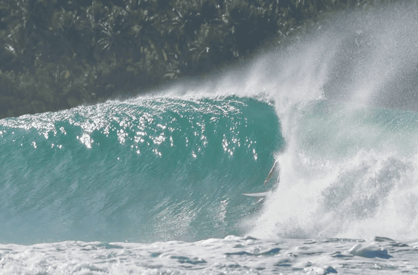 Matheus Hunoff surfando