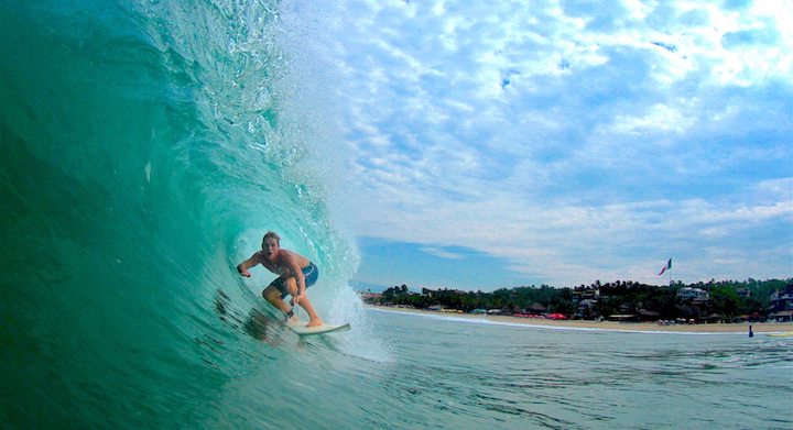Matheus Hunoff surfando